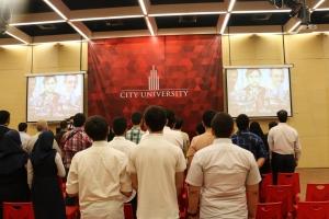 انجام فریضه نماز توسط دانش آموزان ایرانی در دانشگاه City University مالزی