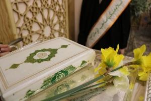 جامه بندگی بر تن کردند در شب میلاد نور مادر آب و آینه