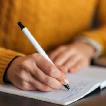 تکمیل کار گروهی بر اساس تمرین بازی با شخصیت ها و درست کردن پادکست یا کلیپ برای آن